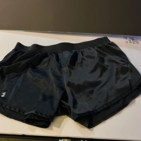 Women’s Med Under Armor Shorts - Picture 1 of 4